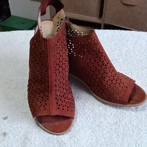 🌻American Eagle Heels Sz 8.5